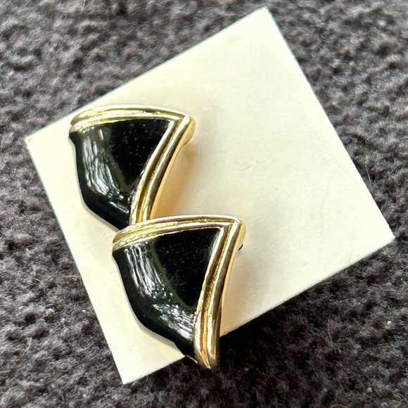 Triangle Shaped Black Enamel Pierced Earrings Gold Tone Vintage - Picture 2 of 5